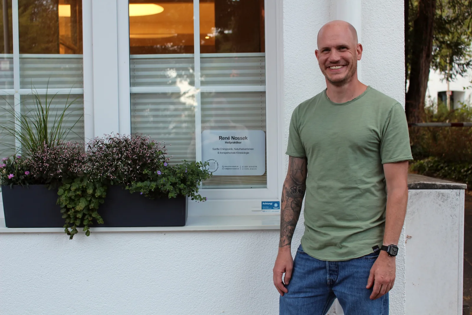 René Nossek vor seiner Praxis in Bonn-Lessenich