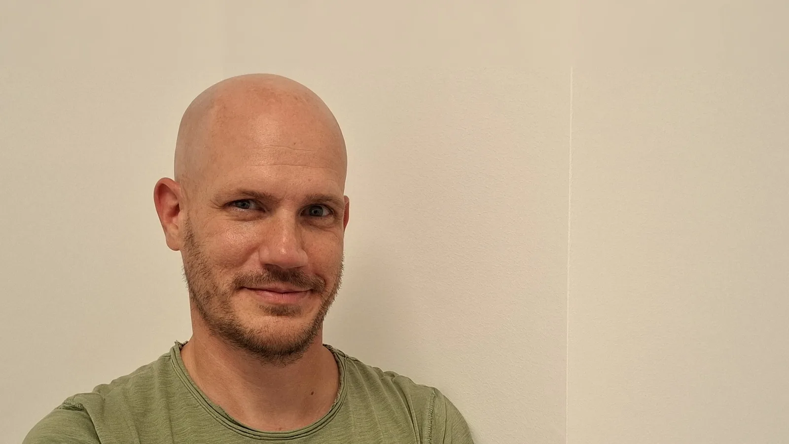 René Nossek, Heilpraktiker in Bonn-Lessenich, lächelt in seiner Praxis