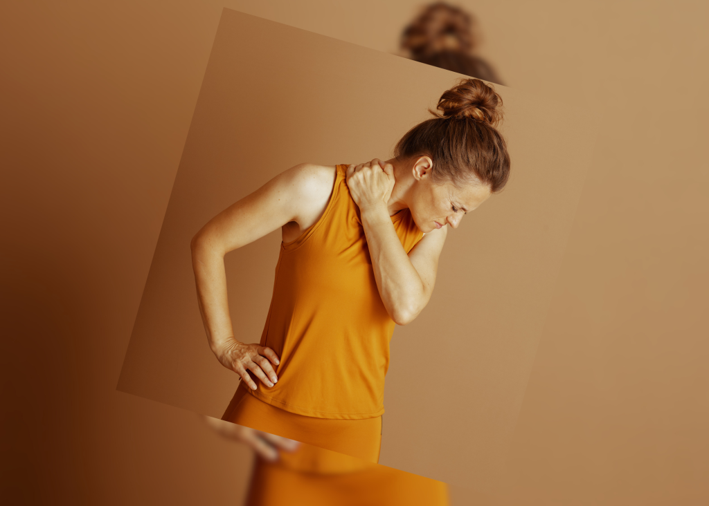 Frau hält sich den Nacken bei Nackenschmerzen im Schulterbereich