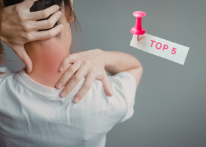 Frau mit Nackenschmerzen, Schulter, Halswirbelsäule